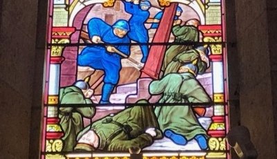 Le vitrail de Saint-Michel-Chef-Chef © Laura Thommerel