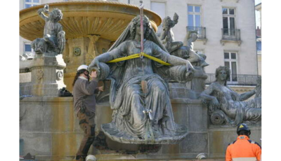 Levage et pesage au bras de grue de la statue de la Loire de la fontaine de la place Royale, 11 mars 2025